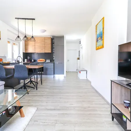 Monica Apartment *